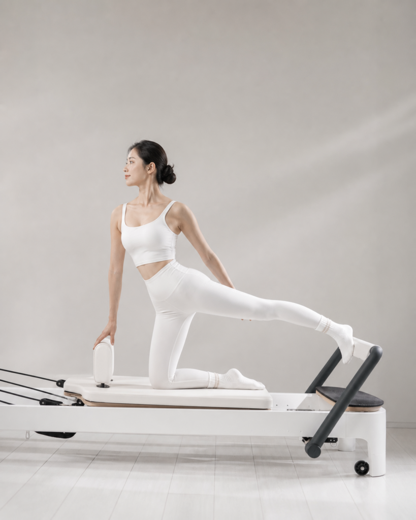 KOSHA Pilates 器械皮拉提斯新手訓練縮圖，白色核心床與灰白棚拍風格